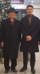 현충일, 이색시구 *98세 6·25 참전 조종사가 공 던지고, 손자는 타석에"