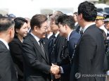 李대통령, 현충일 추념식 후 인근 재래시장 깜짝 방문