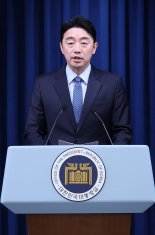 대통령실 "李, 과로로 쓰러진 직원에 강훈식 비서실장 보냈다"