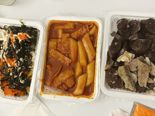 이불 위에서 떡볶이 먹다 "소스 묻었다" 별점 테러 '황당'