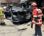 강남서 80대가 몰던 승용차 식당으로 돌진...4명 부상