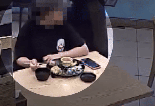 돈가스 2조각 남기고 머리카락 '툭'..환불 요구한 女, CCTV에 딱 걸렸다 [영상]