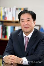 신입생 전원에 100만원씩 장학금 쐈던 회장님…올해도 '33억' 기부