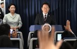 李, 전용기서 18분 즉석간담회 “언제나 임기 마칠때 지지율 더 높았다”