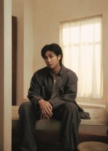 삼성 아트 TV 홍보 나선 RM '도슨트 변신'