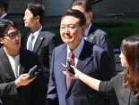 '내란 특검보' 마주하는 尹...'묵묵부답'