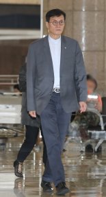 美 연준 의장 만나는 이창용 한은 총재..."통화정책 의견 공유"