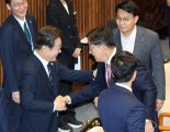 권성동 팔 '툭' 치고, 윤상현·나경원과 이야기.. 이재명 대통령의 첫 국회연설
