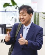 '엄지 척' 구윤철 기재부 장관 후보자 첫 출근길 “진짜 대한민국 만들겠다”