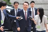 尹, 내란재판서 '이첩' vs '인계' 두고 특검과 신경전