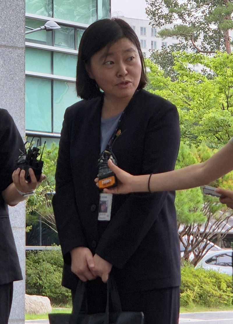 임은정 신임 서울동부지검장이 4일 첫 출근길에 기자들과 만나 취임 소감 및 향후 업무 방향을 밝히고 있다. 사진&#x3D;김예지 기자 촬영