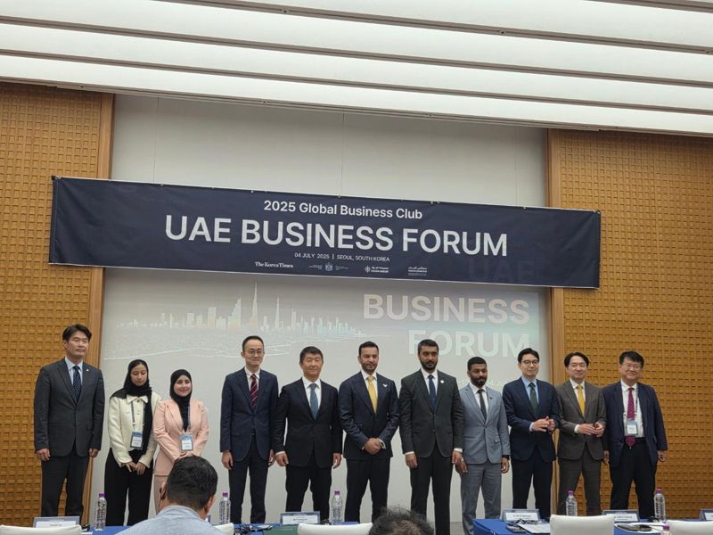 지난 4일 서울파트너스하우스 컨벤션홀에서 열린 &#39;2025 UAE 비즈니스 포럼&#39; 참석자들이 기념촬영을 하고 있다. 부산진해경제자유구역청 제공 