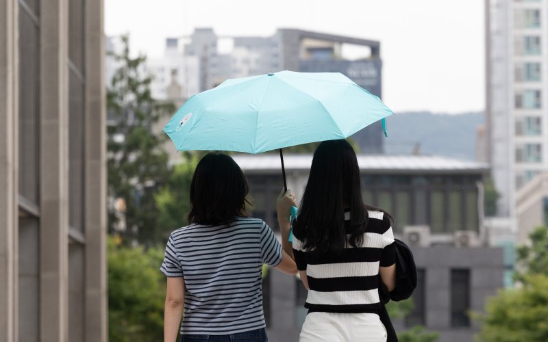 비가 내린 4일 오후 서울 서초구 서울중앙지방검찰청에서 우산을 쓴 시민들이 발걸음을 옮기고 있다. 사진&#x3D;뉴시스