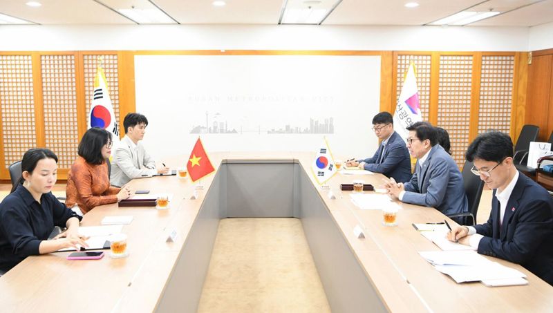지난 4일 오전 도안 프엉 란 신임 주부산 베트남 총영사(왼쪽 두번째)가 부산시청 국제의전실을 찾아 박형준 시장(오른쪽 두 번째)을 만나 협력 강화방안 등 의견을 나누고 있다. 부산시 제공