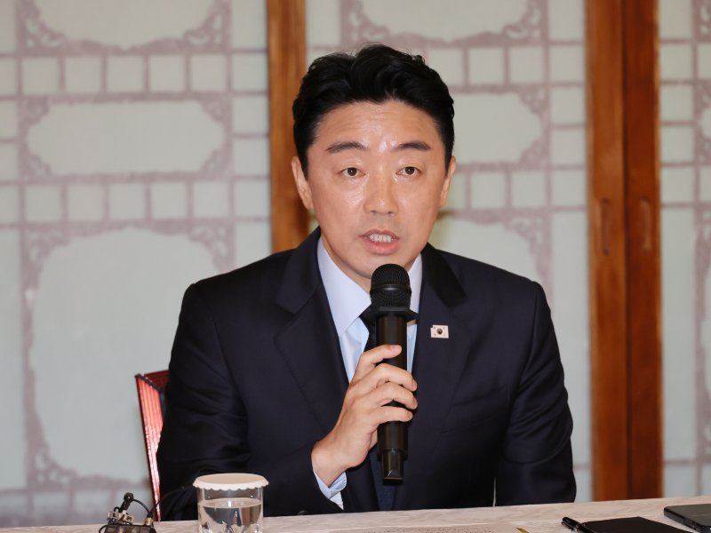 고위당정협의회, 발언하는 강훈식 비서실장 (서울&#x3D;연합뉴스) 이정훈 기자 &#x3D; 강훈식 대통령 비서실장이 6일 서울 종로구 삼청동 총리공관에서 열린 고위당정협의회에서 발언하고 있다. 2025.7.6 uwg806@yna.co.kr (끝)
