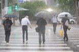 험난한 퇴근길…갑자기 쏟아진 폭우에 서울 곳곳 침수·교통 통제