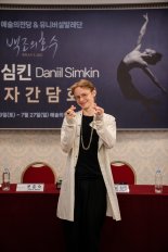 '백조의 호수' 발레리노 다닐 심킨 "韓 소프트파워↑...발레는 내겐 축복과 책임"