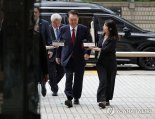 尹, 4개월여 만에 재구속 기로…침묵한 채 법정으로