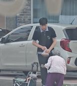 “할머니, 받으세요” 폭염 속 땀 뻘뻘…주머니 속 비상금 꺼낸 학생 [따뜻했슈]
