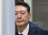 구속심사 마친 윤석열, 주머니 손 넣고 모습 드러내 [포착]