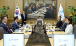 멈춰선 韓금리인하...“가계대출·집값 불안이 걸림돌”[상보]