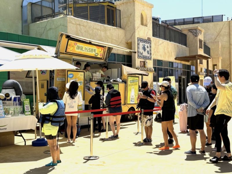 지난 12일 경기 시흥 웨이브파크에서 열린 풀무원샘물 ‘하이 브리즈톡’ 팝업 이벤트에 참가하기 위해 방문객들이 길게 줄을 서 있다. 풀무원제공 