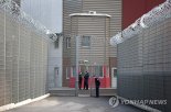출소하는 동료 수감자 가방에 숨어 탈옥한 프랑스인, 결국...