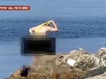 부산 해수욕장서 포착된 '알몸 목욕' 남성, 노란 때타월로 '벅벅'