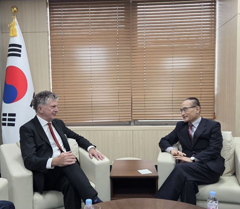 15일 위성락 국가안보실장(오른쪽)이 방한 중인 조너선 파월 영국 국가안보보좌관과 면담을 진행하고 있다. 대통령실 제공