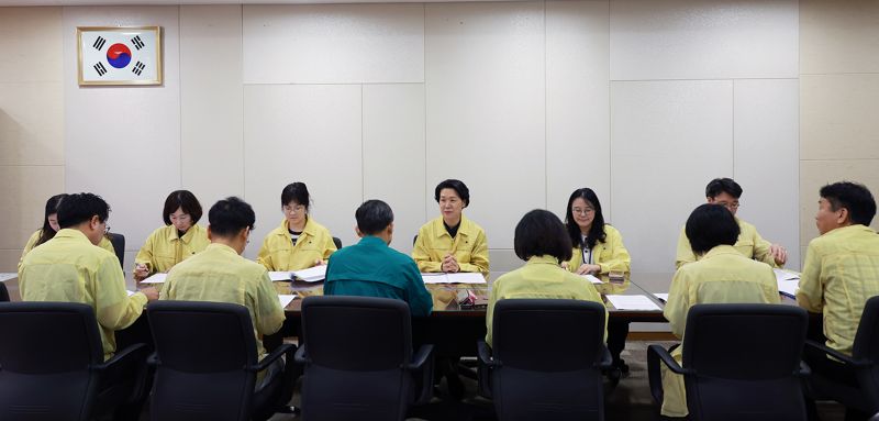 최은옥 교육부 차관이 18일 호우 관련 비상대책 회의를 주재, 기록적인 폭우에 따른 학교 피해 상황과 호우 등 여름철 재난 대응체계를 점검하고 있다. 사진&#x3D;뉴스1
