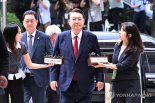 '추가기소' 尹, 휴정기 전 또 불출석?...'계엄 정신적 피해' 손배소 1심 결론도[이주의 재판일정]