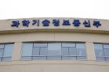 [fn사설] "10년 뒤 제조업 퇴출" 최태원 경고, 살길은 AI 전환