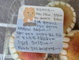 "여고생에 우산 빌려줬을 뿐인데"..40대 가장, 현관문 앞에 복숭아·감자 '울컥' [따뜻했슈]