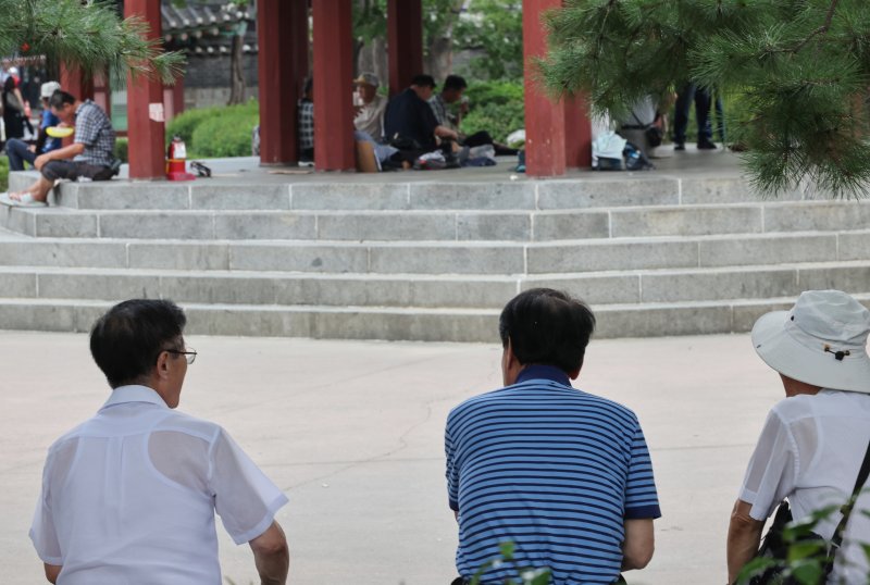 보건복지부는 노인을 위한 정책에 대한 영향 평가제도가 처음으로 도입한다. 사진은 지난달 말 서울 종로구 탑골공원에서 쉬고 있는 어르신들 모습. 연합뉴스