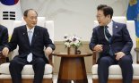 李대통령, 스가 전 총리 접견…"韓日, 서로 도움되는 관계 발전 바란다"