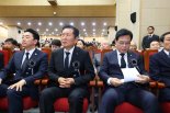 여야, DJ 16주기 추모식서 여전히 냉전…조국은 나홀로 참배