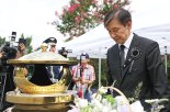 여야, DJ 16주기 추모서도 냉랭… 조국은 나홀로 참배