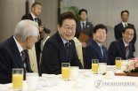 李대통령, 與 상임고문단과 오찬…"새로운 나라 만드는데 최선"