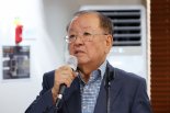 잘 사는 나라 일궜지만 버림받은 나와 그들… "소설로 위로"