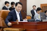 국회서 성일종 국힘 의원 뺨 때린 70대 여성 체포