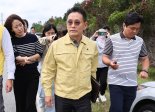 美놈 장관 "추방될 것"vs 외교부 "자진출국"..구금 한국직원 엇갈린 해법