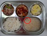 누룽지에 유충 '둥둥'…평택 어린이집 급식 사진에 학부모들 '경악'