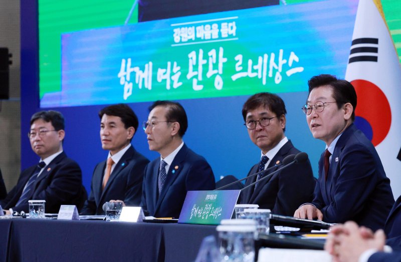 이재명 대통령이 지난 12일 춘천시 강원창작개발센터에서 열린 &#39;강원의 마음을 듣다&#39; 타운홀 미팅에서 발언하고 있다. 뉴시스