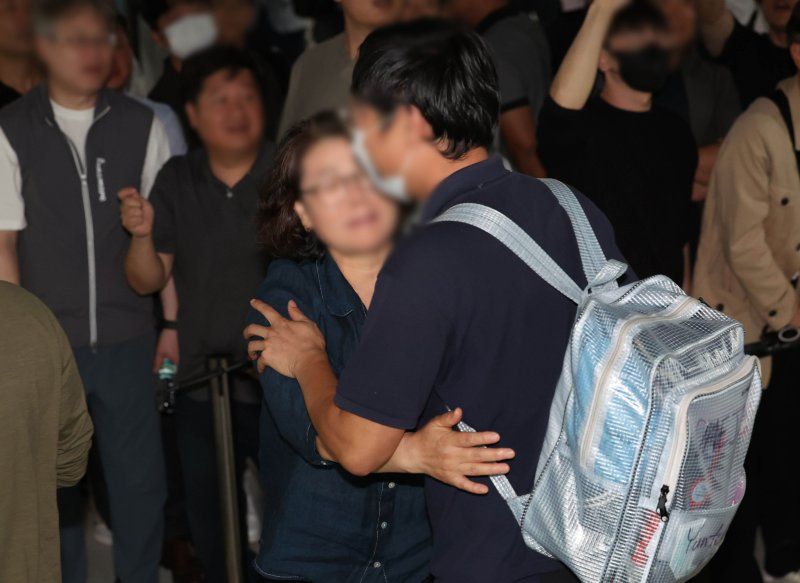 미국 이민 당국에 체포·구금됐다가 석방된 한국인 근로자들이 12일 오후 인천국제공항을 통해 귀국해 가족들과 인사를 나누고 있다.뉴시스 &#x2F;사진&#x3D;뉴시스