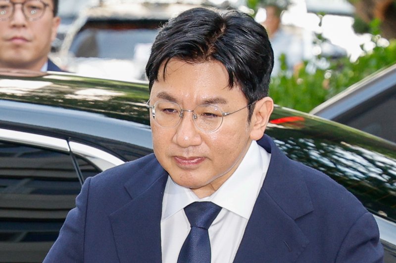 방시혁 하이브 의장이 15일 오전 자본시장법 위반 혐의(사기적 부정거래) 관련 조사를 받기 위해 마포구 서울경찰청 금융범죄수사대에 출석하고 있다.  &#x2F;사진&#x3D;뉴스1