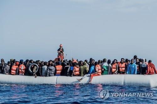 2021년 리비아에서 지중해를 건너 유럽으로 가려는 이주민 수십 명을 태운 고무보트. 연합뉴스)