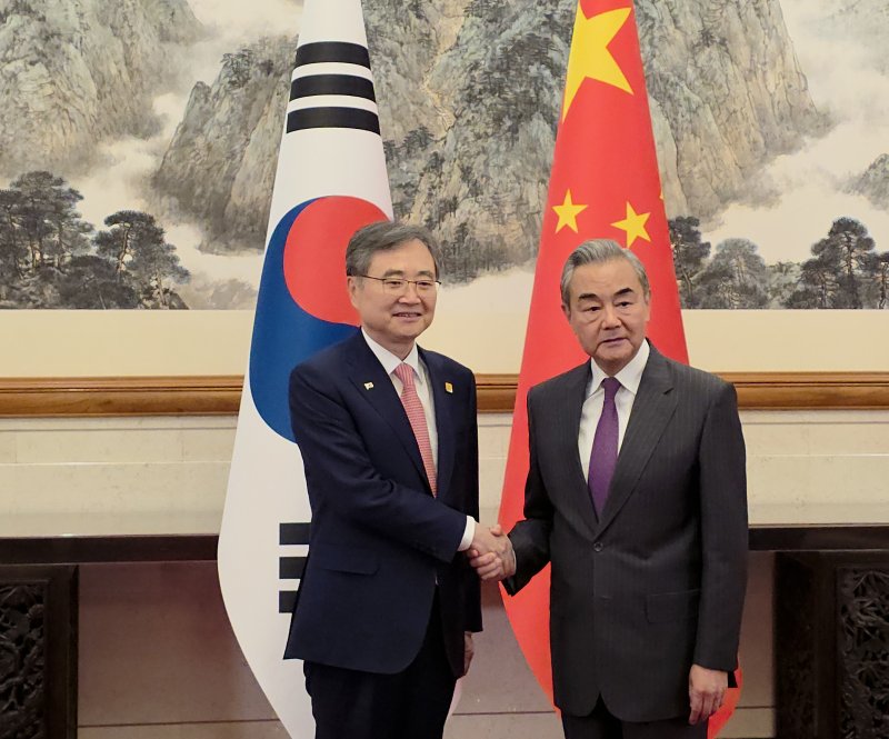 지난달 9월 17일 오후 중국 베이징 댜오위타이국빈관에서 조현 외교장관과 왕이 중국 외교부장이 만나 악수를 하며 기념촬영하고 있다. 연합뉴스