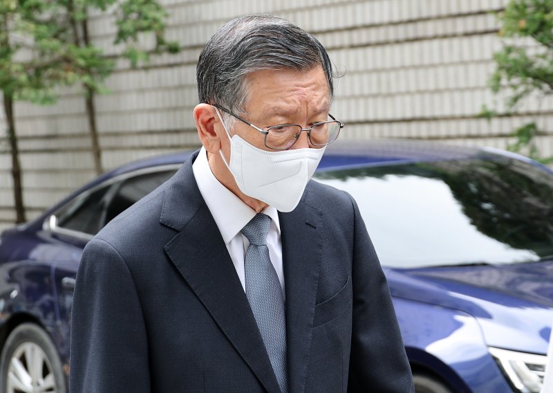 박삼구 전 금호아시아나그룹 회장이 18일 서울고법에서 열린 계열사 부당 지원 및 3천억원대 회삿돈 횡령 혐의 관련 2심 선고에서 징역 2년 6개월에 집행유예를 선고 받은 뒤 법정을 나서고 있다. 사진&#x3D;연합뉴스