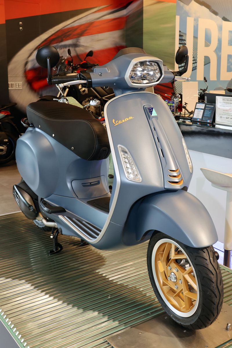 이탈리아 모터사이클 브랜드 베스파가 지난 12일 서울 강남구 모토플렉스 서울점에서 2026년형 신모델을 공개했다. ‘스프린트 오피치나8’은 베스파의 실험 부서에서 영감을 받은 모델로, 브랜드의 기술적 유산과 장인 정신을 현대적으로 재해석한 모델이며 스페셜 에디션 한정판으로 출시되었다. 사진&#x3D;서동일 기자