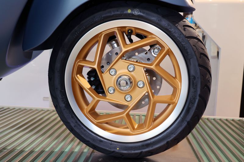 이탈리아 모터사이클 브랜드 베스파가 지난 12일 서울 강남구 모토플렉스 서울점에서 2026년형 신모델을 공개했다. ‘스프린트 오피치나8’은 베스파의 실험 부서에서 영감을 받은 모델로, 브랜드의 기술적 유산과 장인 정신을 현대적으로 재해석한 모델이며 스페셜 에디션 한정판으로 출시되었다. 사진&#x3D;서동일 기자